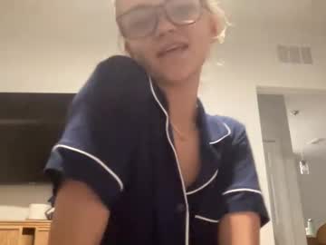 webcam girl greeneyeddream129 image #9627718