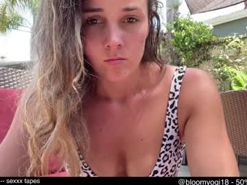 webcam girl bloomyogi image #7570070