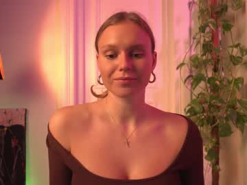 webcam girl chillwithkira image #591735
