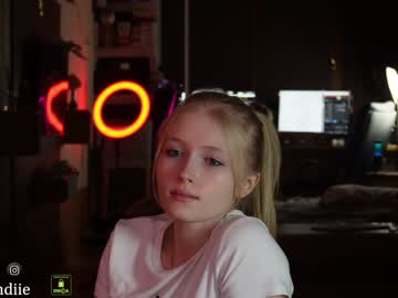 webcam girl bestblondiiecb image #5939664