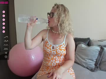 webcam girl emilymilf__ image #4845959