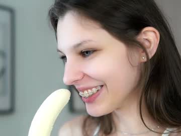 webcam girl peek_in_my_window image #7739124