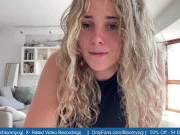 webcam girl bloomyogi image #4160170