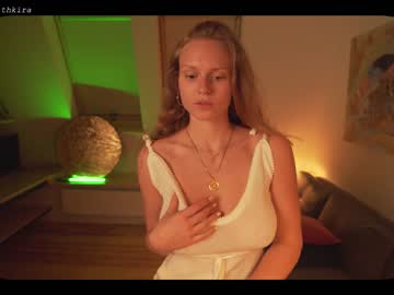 webcam girl chillwithkira image #1869524