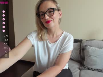 webcam girl emilymilf__ image #4689675