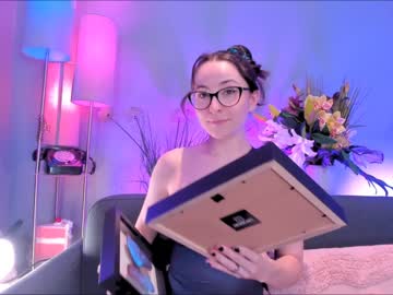 webcam girl littlee33 image #5114655
