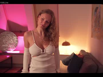 webcam girl chillwithkira image #1732619