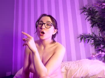 webcam girl littlee33 image #9705379
