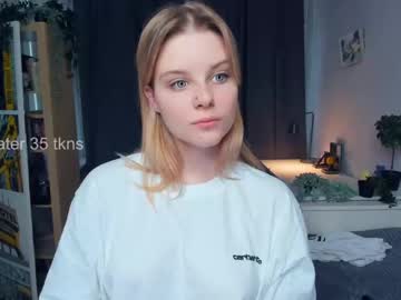webcam girl intimacy_scene image #7194412