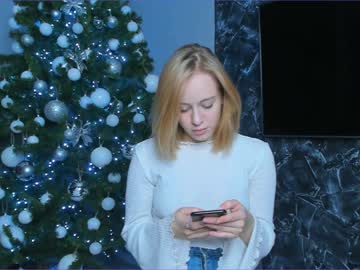 webcam girl milena_plays image #754476