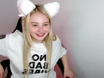 webcam girl shy_blondiee image #3692171