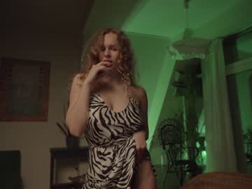 webcam girl chillwithkira image #1073129