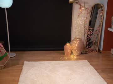 webcam girl chillwithkira image #3349275